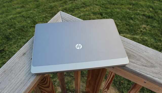 Nắp  máy với thiết kế đặc trưng của dòng ProBook
