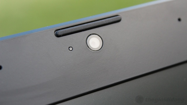 Webcam 1.3MP phía trên màn hình