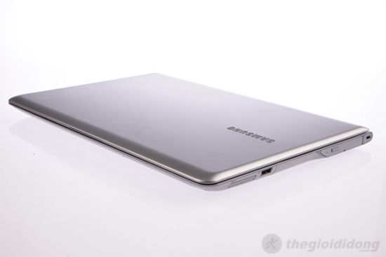 Samsung 530U4B khá mỏng và nhẹ, thích hợp cho người di chuyển nhiều