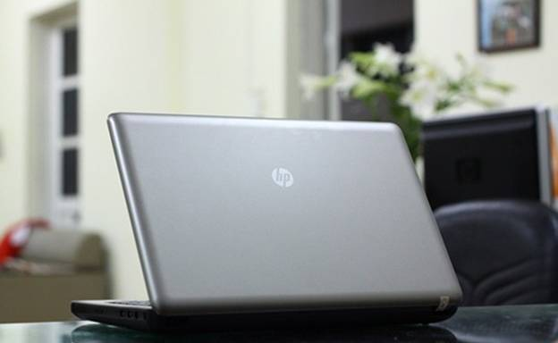Nắp  máy màu bạc với logo HP ở giữa