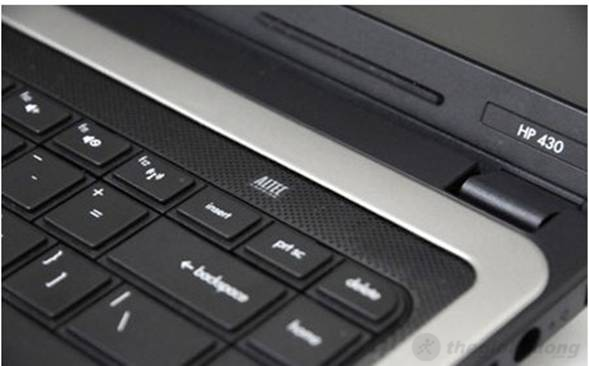 Loa Altech Lansing nằm phía trên bàn  phím