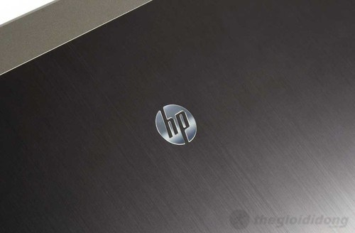 Logo HP in nổi nằm giữa nắp máy của HP Probook 4431s