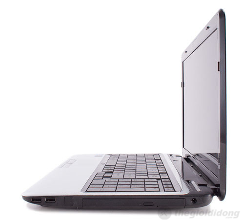 Ổ đĩa quang DVD nằm cạnh phải của Toshiba Satellite L755