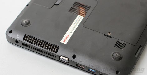 Các khe tản nhiệt rộng rãi trên Toshiba C840 giúp phần thoát nhiệt nhanh chóng