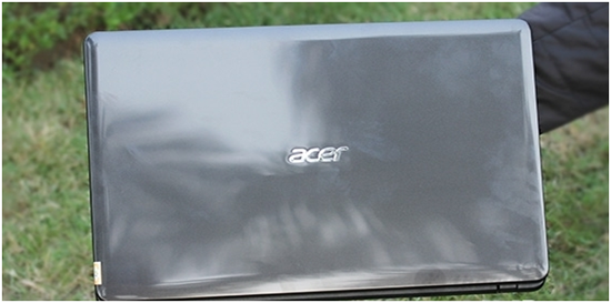 Acer Aspire E1 571G với tông màu titan chủ đạo