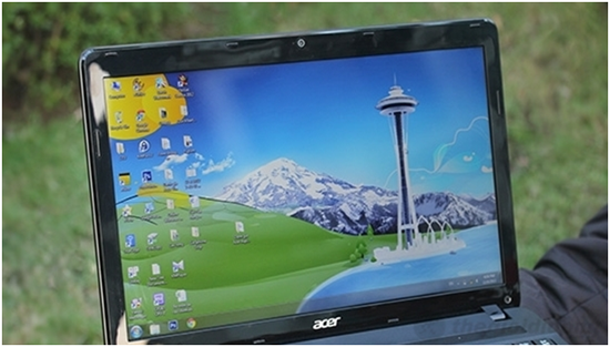 Acer Aspire E1 571G vẫn hiễn thị rõ khi dùng ngoài trời