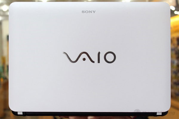 Mặt sau Sony Fit 14E nổi bật với logo sang trọng Vaio
