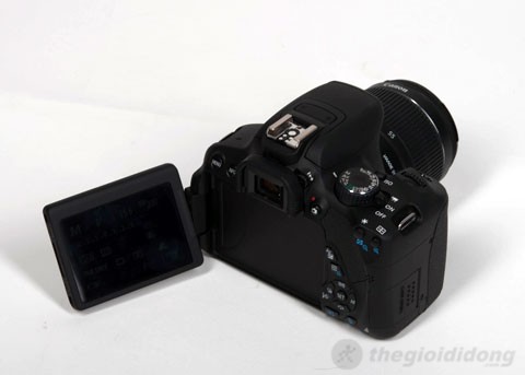 Máy ảnh Canon EOS 650D với màn hình LCD có khớp xoay tiện dụng.