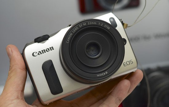 Máy ảnh Canon EOS M có thiết kế nhỏ gọn