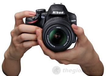 Máy ảnh Nikon D3200 cầm khá chắc tay