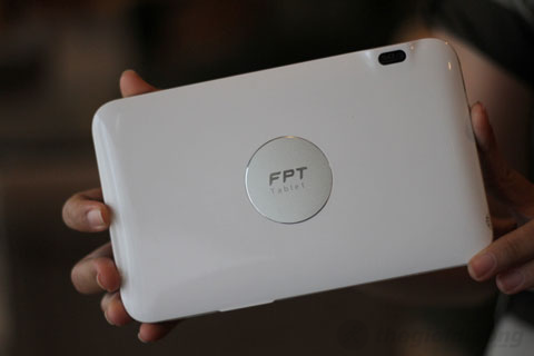 Mặt sau FPT tablet với logo được thiết kế lồi