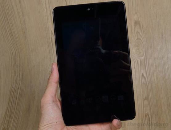 Nexus 7 sở hữu thiết kế khá đẹp bởi sự hài hoà giữa màn hình và vỏ