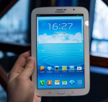 Viền bezel với kích thước hợp lý giúp người dùng không chạm tay vào màn hình khi cầm Galaxy Note 8.0