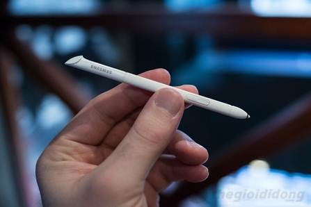Bút S-Pen được gắn trên thân máy nhờ một khe nhỏ ở góc của Galaxy Note 8.0