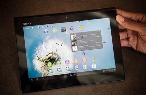 Mặt trước của Xperia Tablet S khá đơn giản với màn hình cảm ứng 9,4 inch
