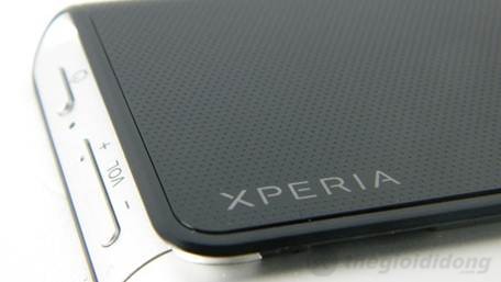 Điểm nhấn của Xperia Tablet S là trang trí họa tiết vân chìm bóng bẩy