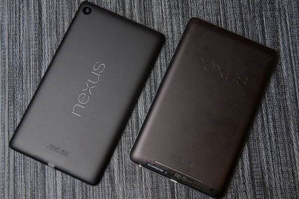 Nexus 7 2013 (trái) trông gọn gàng và có nét hiện đại hơn phiên bản 2012