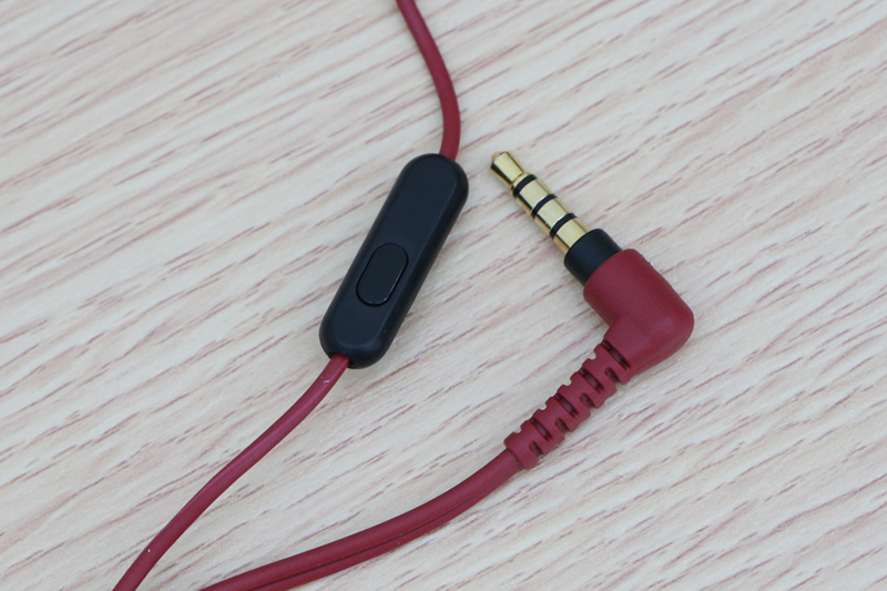 Sản phẩm trang bị mic và điều khiển trên dây để thực hiện các cuộc gọi rảnh tay mỗi khi đi ngoài đường. Khớp nối có thể kéo dài hoặc thu gọn vừa vặn với đầu của người dùng. Jack căm chuẩn 3.5 mm phổ biến và có khả năng tương thích với hầu hết các thiết bị điện tử đang có mặt trên thị trường như điện thoại, máy tính bảng, laptop… Sản phẩm trang bị mic và điều khiển trên dây để thực hiện các cuộc gọi rảnh tay mỗi khi đi ngoài đường. Khớp nối có thể kéo dài hoặc thu gọn vừa vặn với đầu của người dùng. Jack căm chuẩn 3.5 mm phổ biến và có khả năng tương thích với hầu hết các thiết bị điện tử đang có mặt trên thị trường như điện thoại, máy tính bảng, laptop…
