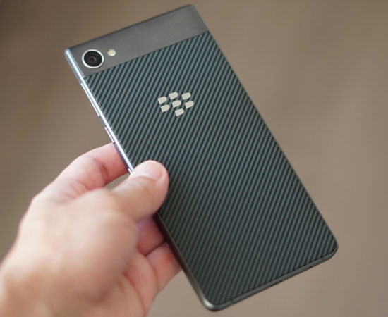 BlackBerry Motion với kiểu dáng thon và là chiếc flagship có hả năng chống nước cao.