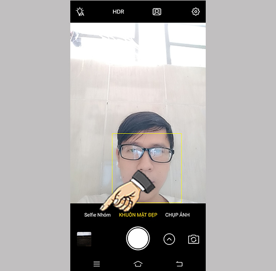 Bước 2: Chuyển qua camera trước chọn Selfie nhóm.