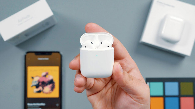 Giữ nút AirPods cho đến khi đèn có màu trắng