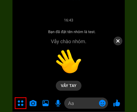 Bước 2: Tại giao diện chat nhóm, chọn biểu tượng bốn chấm.