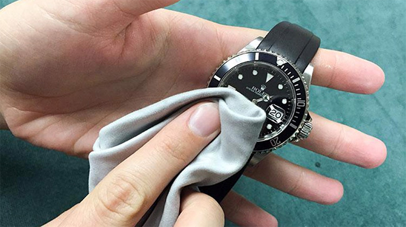 Chà xát nhẹ nhàng lên vết xước trên dây đồng hồ