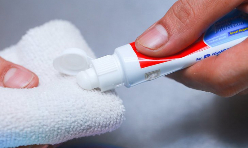 Bạn hãy lấy kem đánh răng ra đầu ngón tay hoặc khăn vải