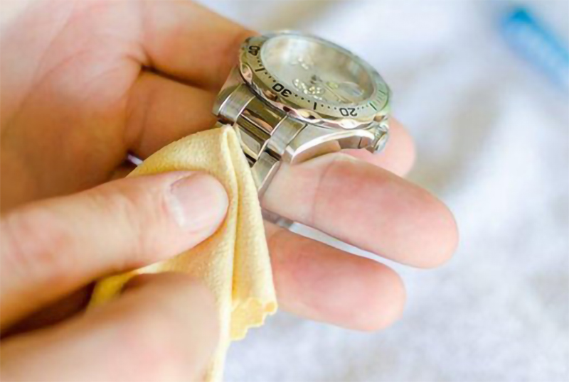 Sử dụng khăn vải sạch để lau sạch kem đánh răng sót lại