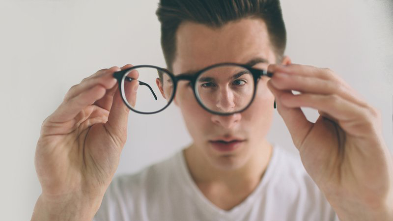 Cận thị không đeo kính có sao không?