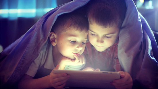 dùng máy tính, đọc sách thiếu ánh sáng