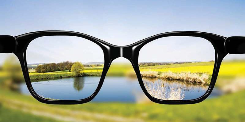 Kính cận là loại kính giúp người cận thị có tầm nhìn rõ hơn