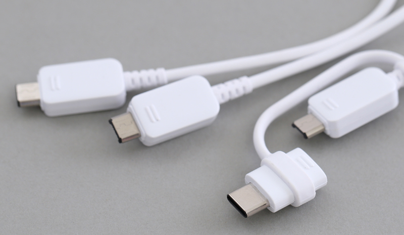 Sạc cho 2 máy cổng Micro và 1 máy cổng Type-C cùng 1 lúc.