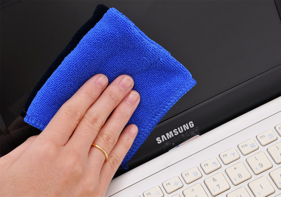Vệ sinh màn hình laptop bằng khăn vi sợi tổng hợp