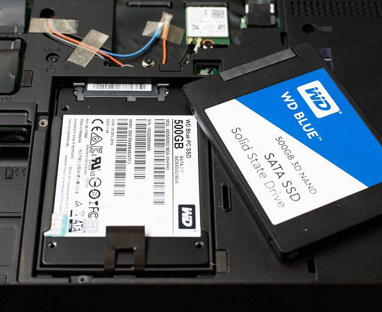 So về giá thành thì giá của HDD rẻ hơn nhiều lần so với SSD. Tuy nhiên, để sở hữu một ổ SSD 256 GB hiện tại sẽ vô cùng khả thì vì giá thành nó cũng không quá đắt.