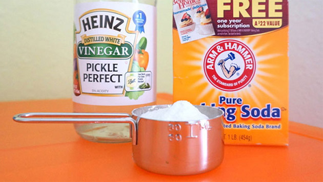 Sử dụng baking soda với nước hoặc giấm để khử mùi bình giữ nhiệ