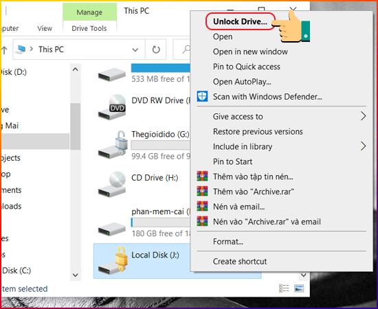 Nhấn chuột phải vào ổ cứng ngoài đã được khóa BitLocker và chọn Unlock Drive
