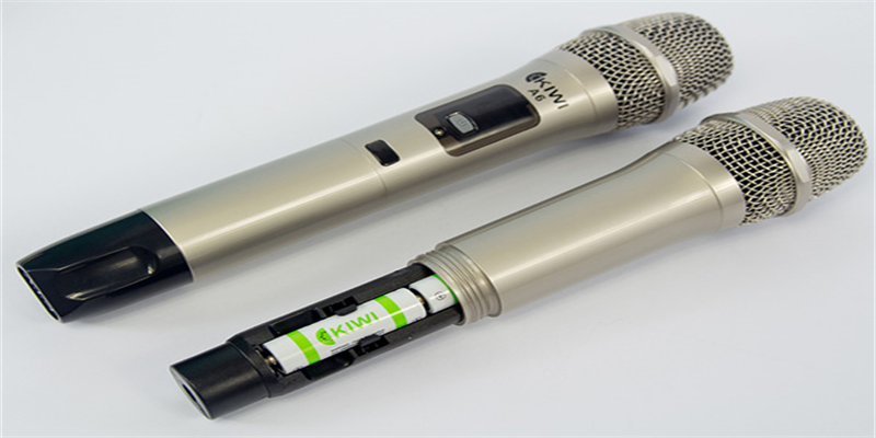 Lắp pin vào Micro