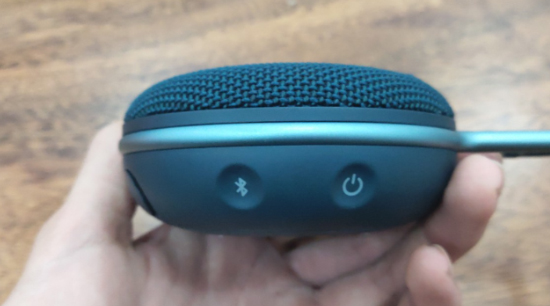 Nút bật tắt Bluetooth và nút nguồn trên loa JBL Clip 3