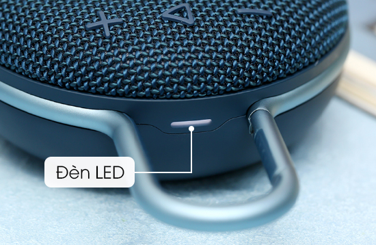 Đèn LED hiển thị dung lượng pin được đặt phía trên loa