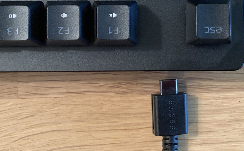 Cổng USB nằm ở góc trái phía trên bàn phím