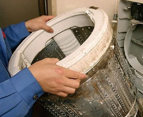 Lồng giặt bị ố vàng, cặn bẩn bám lâu ngày.
