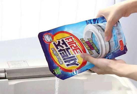 Cho bột tẩy vào máy