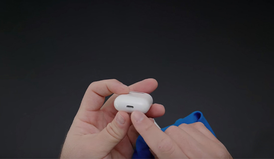 Cách vệ sinh AirPods, EarPods và hộp đựng