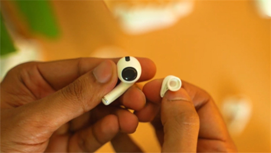 Vệ sinh các nút tai của AirPods Pro