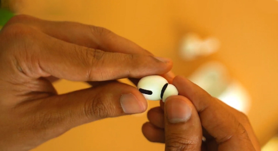 Vệ sinh các nút tai của AirPods Pro