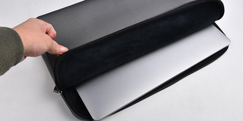 Lớp vải mềm tránh gây trầy xước laptop