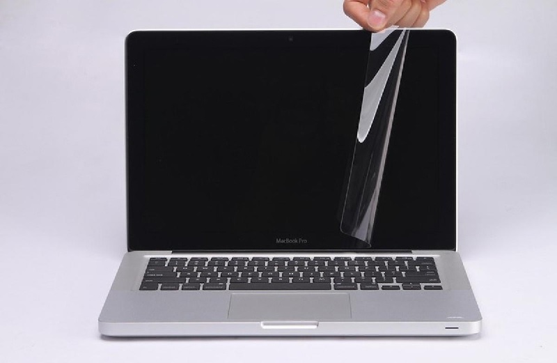 Sử dụng miếng dán màn hình để giúp màn hình laptop hạn chế bụi bẩn 
