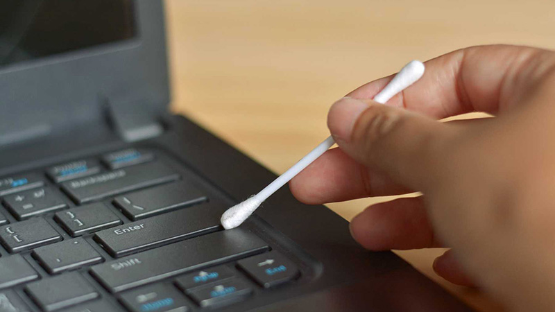 Vệ sinh bàn phím laptop bằng bông tăm