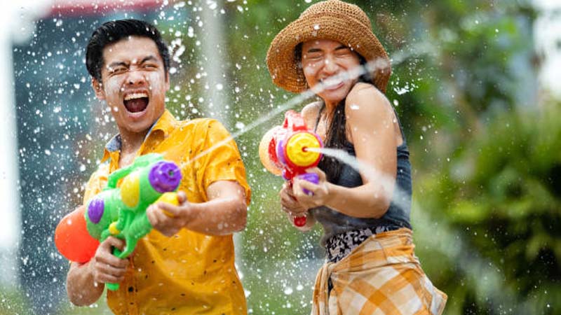 Mang theo những khẩu súng nước